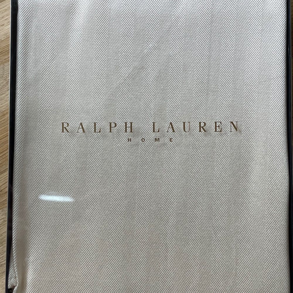 RALPH LAUREN HOME Oval Tablecloth - Cream colored